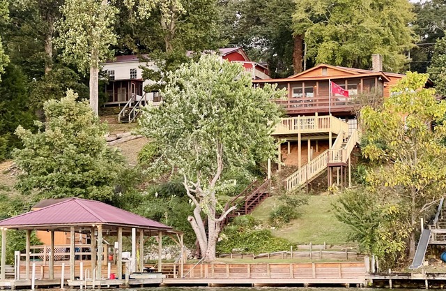 Stunning Lakefront 3 Bedroom with Dock and Deep Water!