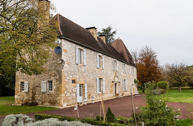 Stunning manor with private heated pool and tennis court on the Dordogne river