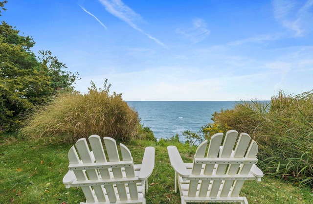 Stunning Oceanview: Walk to Private Beach