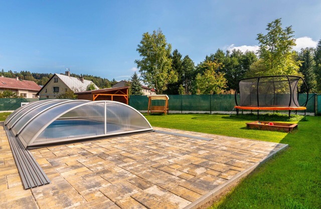 Stunning private villa with WIFI, private pool, hot tub, TV, patio, pets allowed and parking