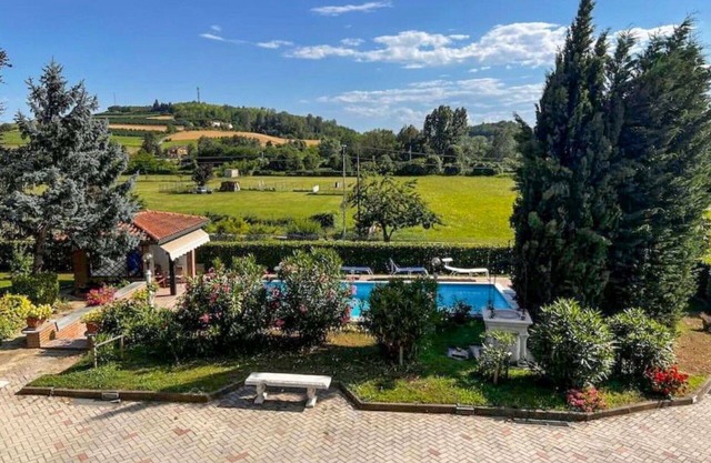 Stunning private villa with A/C, WIFI, private pool, TV, patio, pets allowed and parking