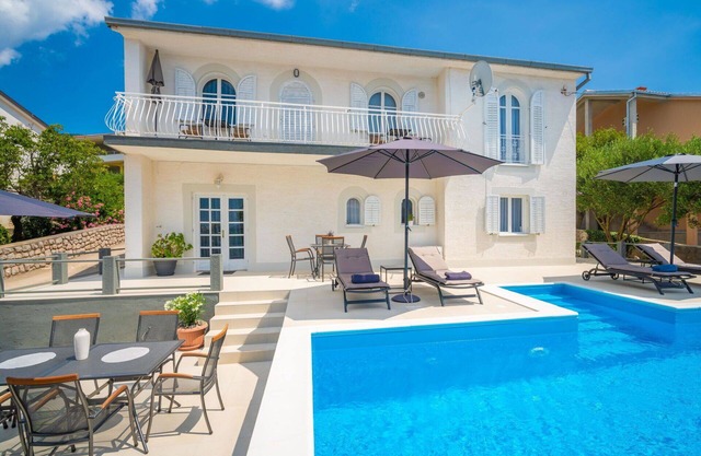 Stunning private villa for 10 people with A/C, private pool, WIFI, TV and terrace
