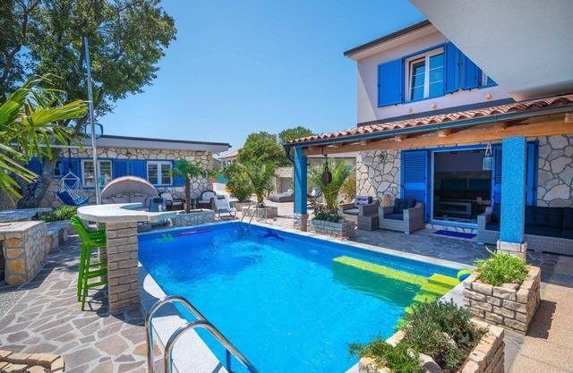 Stunning private villa for 8 guests with A/C, hot tub, WIFI, private pool, TV and terrace