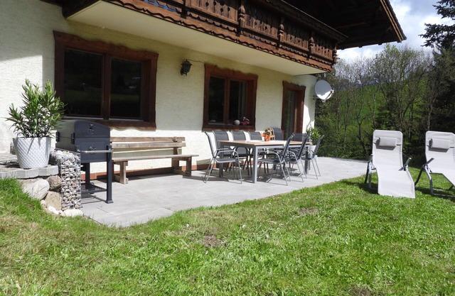 Stunning private villa for 9 guests with WIFI, TV, terrace, pets allowed, panoramic view and par.