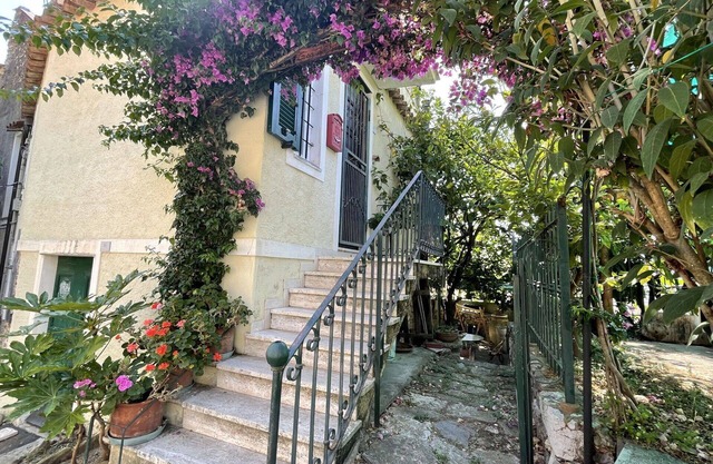 Stunning private villa for 4 people with WIFI, TV, patio, pets allowed, panoramic view and parking