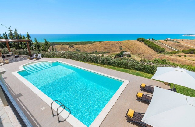 Stunning private villa for 6 people with private pool, A/C, WIFI, terrace and parking