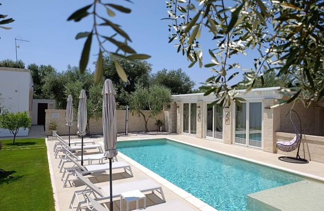 Stunning private villa for 6 guests with WIFI, A/C, private pool, TV and patio, close to Ostuni