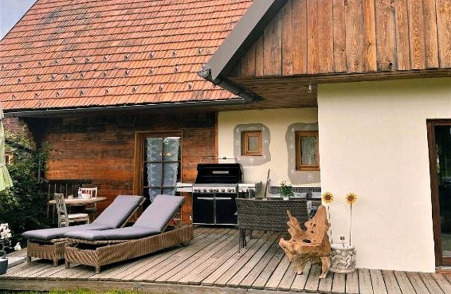 Stunning private villa for 6 guests with WIFI, A/C, hot tub, TV, patio, pets allowed and parking