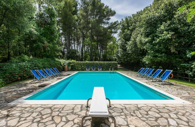 Stunning private villa for 8 guests with pool, WIFI, pets allowed and parking