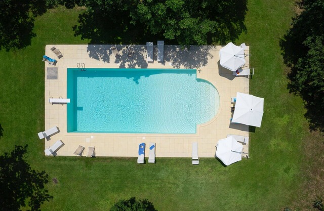 Stunning private villa with private pool, hot tub, WIFI, TV and pets allowed, close to Montepulc.