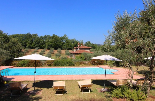 Stunning private villa with A/C, WIFI, private pool, TV and parking, close to Montepulciano