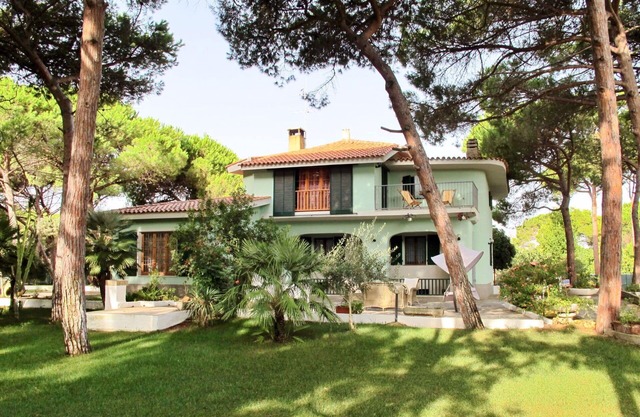 Stunning private villa for 10 guests with A/C, TV, terrace and pets allowed