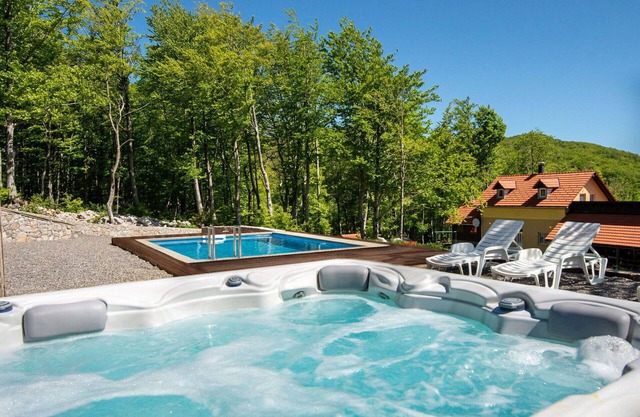 Stunning private villa for 6 guests with hot tub, A/C, WIFI, private pool, TV, terrace and parking