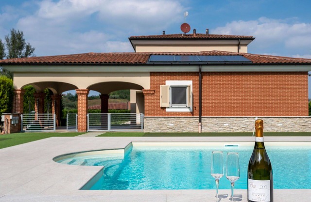 Stunning private villa for 11 guests with WIFI, private pool, A/C, TV, terrace and parking