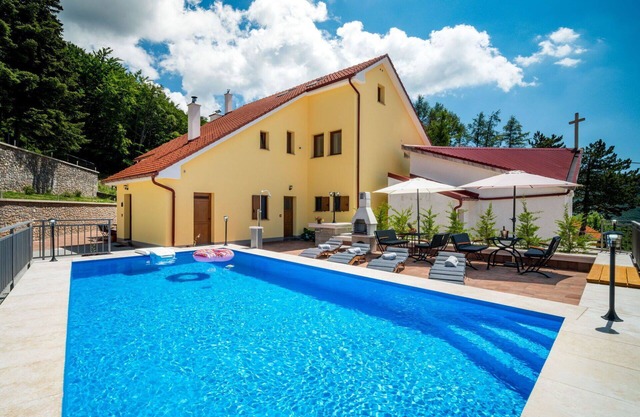 Stunning private villa for 12 people with private pool, WIFI, TV, terrace and pets allowed