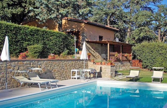 Stunning private villa with WIFI, pool, TV, terrace, pets allowed, panoramic view and parking