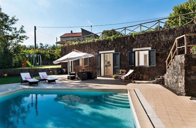 Stunning private villa for 4 people with A/C, private pool, WIFI, TV, terrace and parking