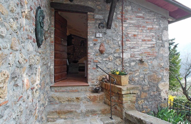 Stunning private villa for 6 guests with private pool, WIFI, TV, patio, pets allowed and parking
