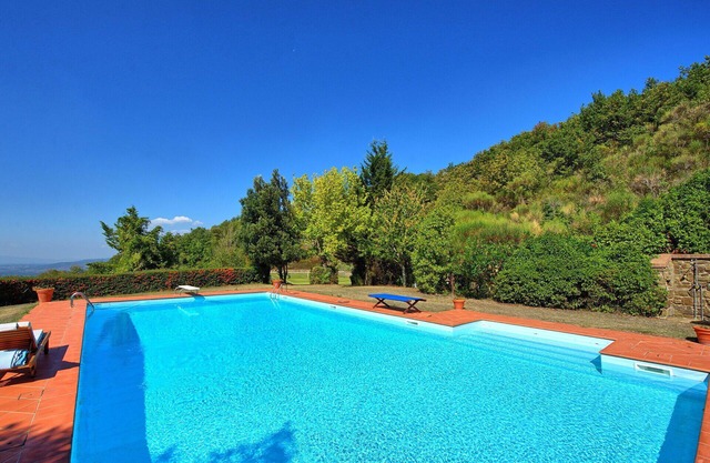 Stunning private villa with private pool, A/C, WIFI, TV, panoramic view, parking, close to Arezzo