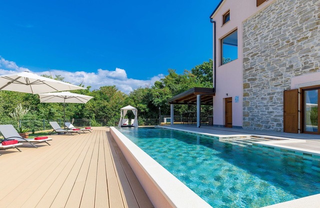 Stunning private villa with WIFI, private pool, A/C, TV, terrace, pets allowed and parking