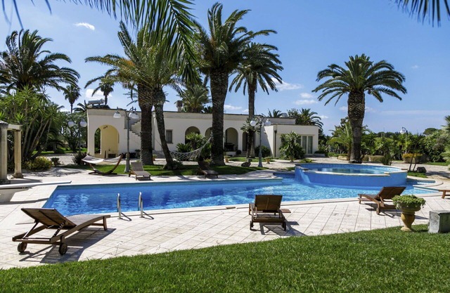 Stunning private villa with private pool, WIFI, A/C, hot tub, TV, patio and pets allowed