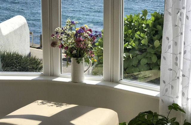 Stunning sea view 2 bed apartment at Porthleven - a stone's throw from the beach