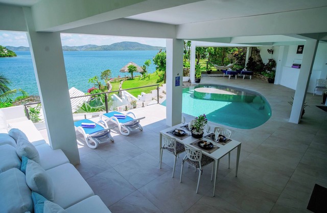 Stunning unique 220sm 1BR 2 BA private Villa Suite epic Ocean views & great food