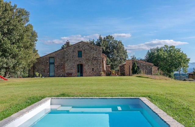 Stunning villa with private pool, WIFI, TV, terrace, pets allowed, panoramic view and parking