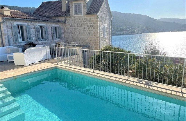 STUNNING VIEWS, NEAR SEA, SHOPS AND RESTAURANTS, ON THE UNSPOILT ISLAND OF VIS
