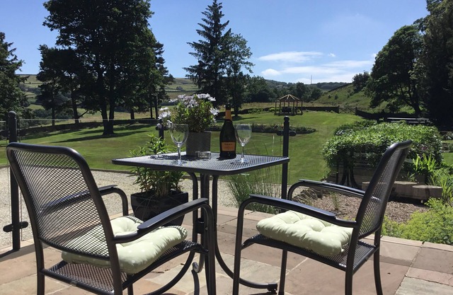 Stunning Views & Short Walk to Holmfirth. Very Secluded. WI-FI. King bed.