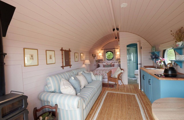 Stunning villa for 4 guests with hot tub, terrace, pets allowed and parking