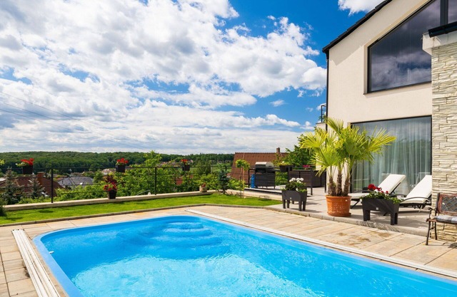 Stunning villa for 4 guests with pool, WIFI, TV, balcony, panoramic view and parking