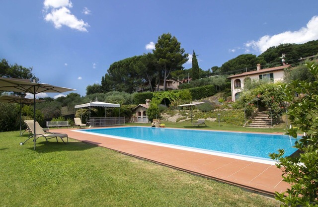Stunning villa for 4 people with hot tub, private pool, A/C, WIFI, TV, patio and parking
