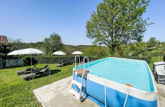 Stunning villa for 7 people with A/C, WIFI, private pool, TV, terrace, pets allowed and parking