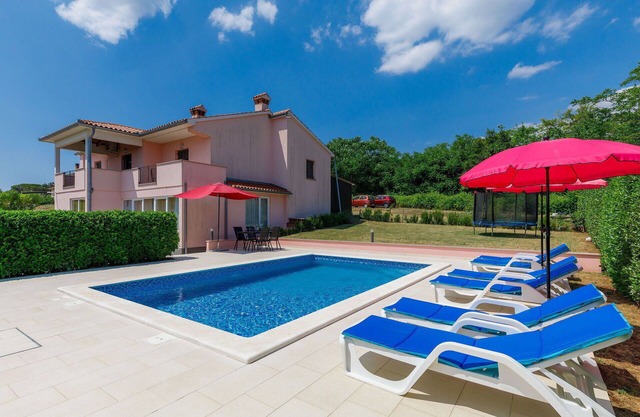 Stunning villa for 8 people with WIFI, A/C, private pool, TV and terrace
