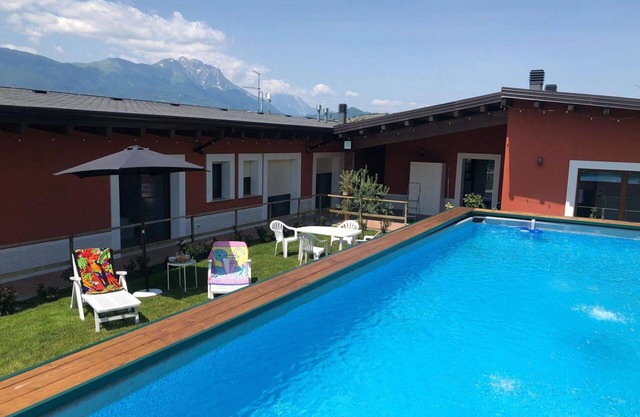 Stunning villa for 8 people with WIFI, A/C, pool, TV, patio, pets allowed and parking