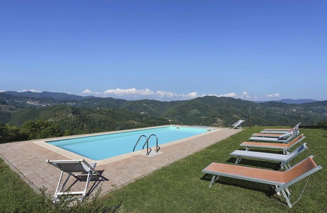 Stunning villa for 8 people with private pool, WIFI, TV, veranda and panoramic view, close to L.