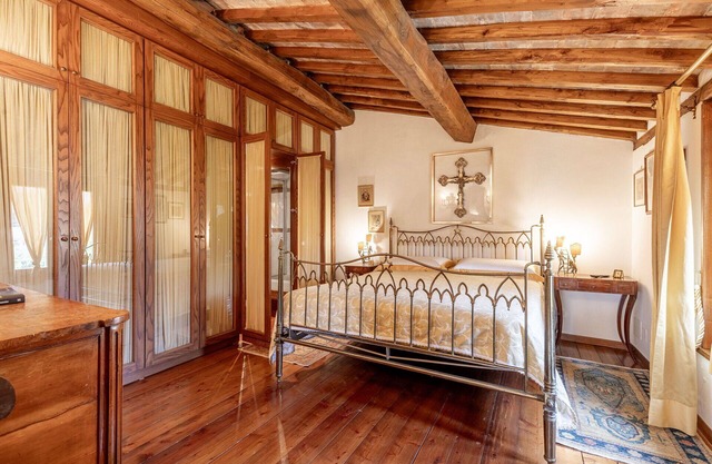 Stunning villa with WIFI, private pool, A/C, TV, patio, pets allowed, panoramic view and parking