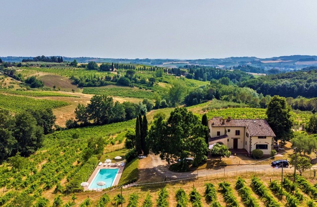 Stunning villa with private pool, WIFI, TV, patio, pets allowed, panoramic view and parking