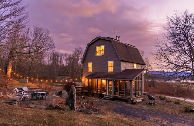 Stylin' Solar Farmhouse! Hot Tub + Sauna Set on17 Acres, n🐕Friendly, Level1EVnn