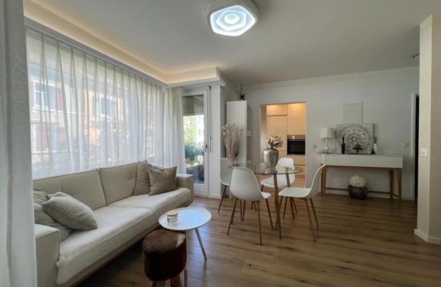 Stylish 1-bedroom condo close to exhibition square
