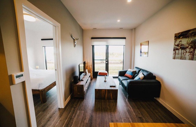 Stylish 1BR Suite with Gym, Near Outlet Collection