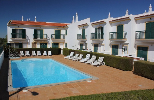 Stylish 2 bed house with private patio and shared swimming pool