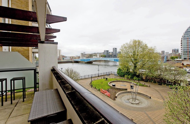 Stylish 2-bed riverside apartment, with stunning views! Family Friendly.