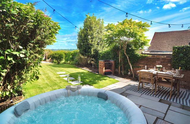 Stylish 2 Bedroom Cottage with Hot Tub and Parking