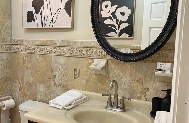 Stylish 2 BR - Quiet Street - Minutes to NYC