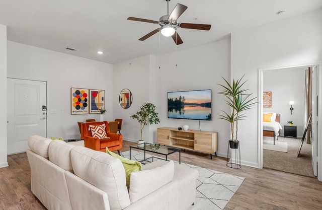 Stylish 2BR Apartment! Pool, Gym & Prime Location Near Downtown & Airport