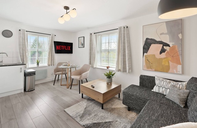 Stylish 2BR Flat near Stansted Airport & Parking