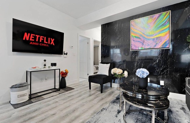 Stylish 2BR Suite Located 7 Mins From the Falls and Sleeps 6 guests
