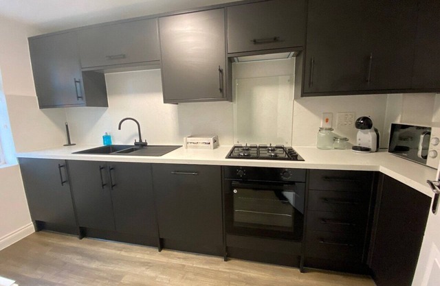 Stylish 3-Bed House with Free Parking & Netflix
